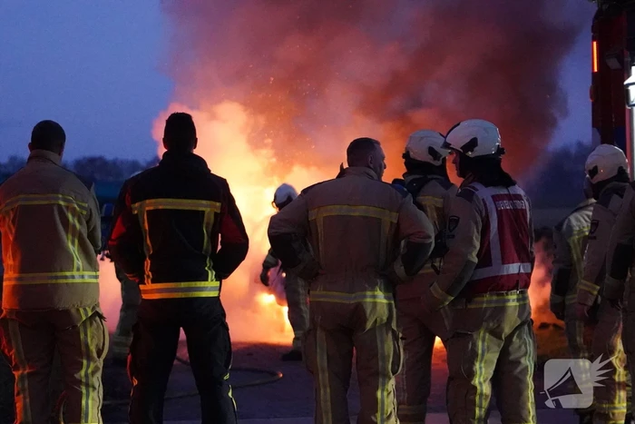 Auto in brand op oprit woonboerderij