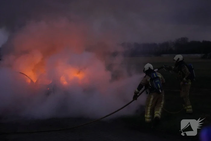 Auto in brand op oprit woonboerderij
