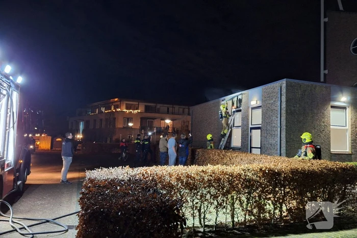 Brand in dakrand van kerk door vuurpijl