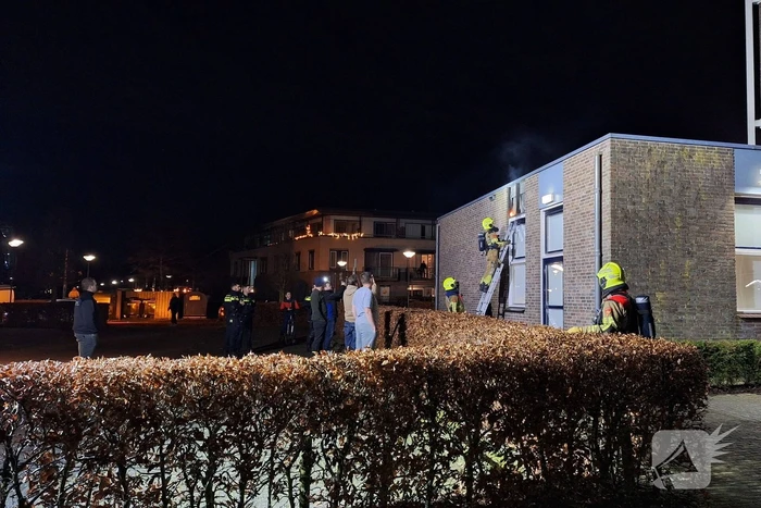 Brand in dakrand van kerk door vuurpijl