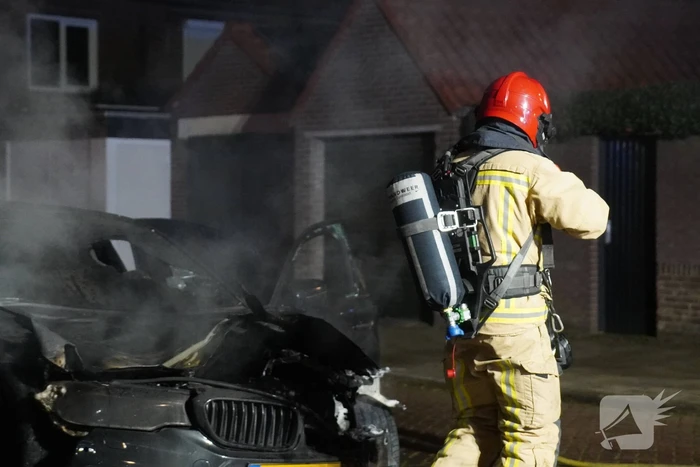 Geparkeerde auto verwoest door brand
