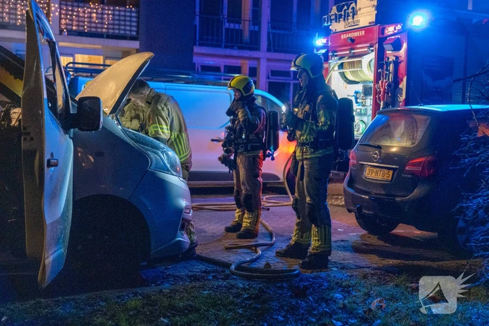 Wegrennende jongeren en aanmaakblokjes na brand in bestelbus