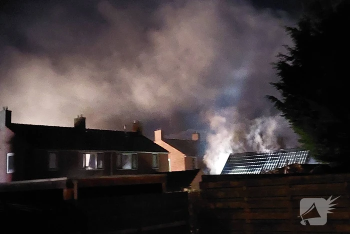 Forse rookontwikkeling door brand in bijgebouw