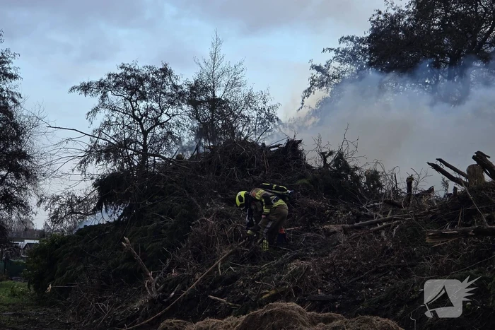 Brand in flinke berg met afval