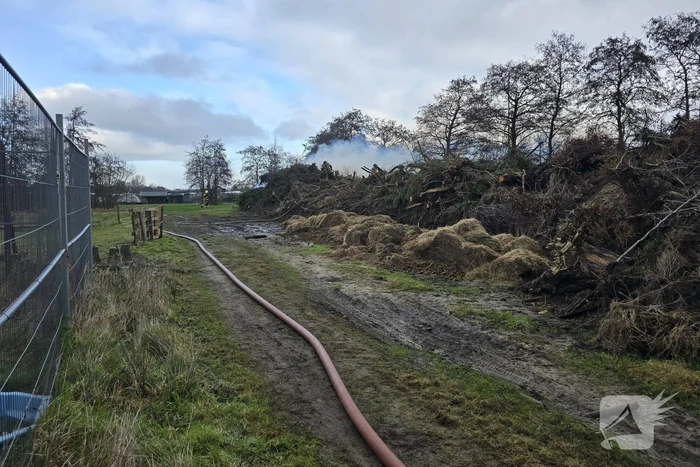 Brand in flinke berg met afval