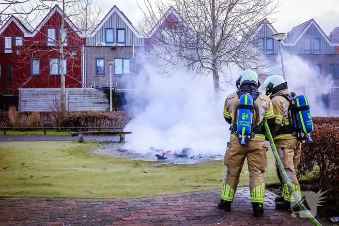 Speelhuisje in brand door vuurwerk
