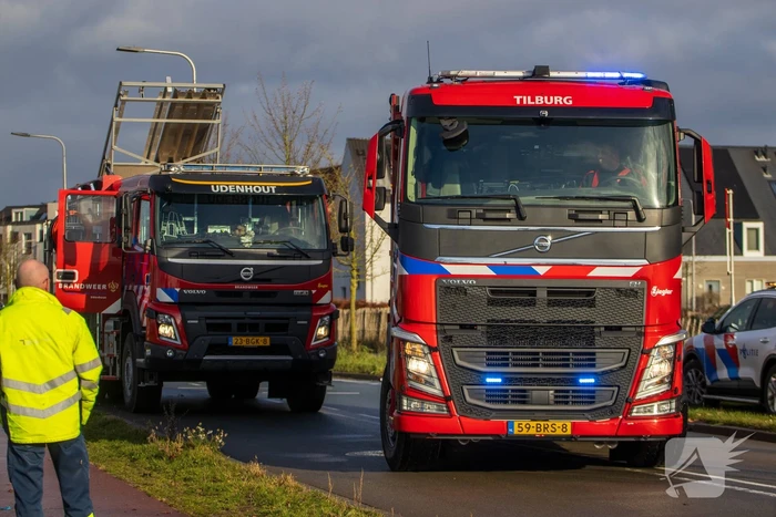 Auto op zijkant in greppel na ongeval