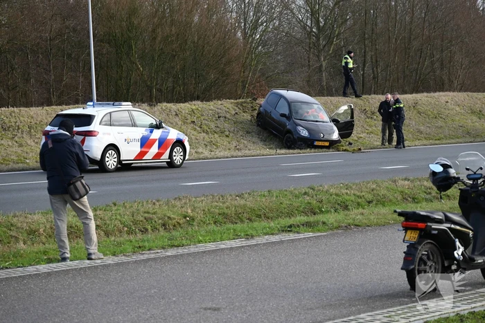 Auto schiet over verhoogde middenberm