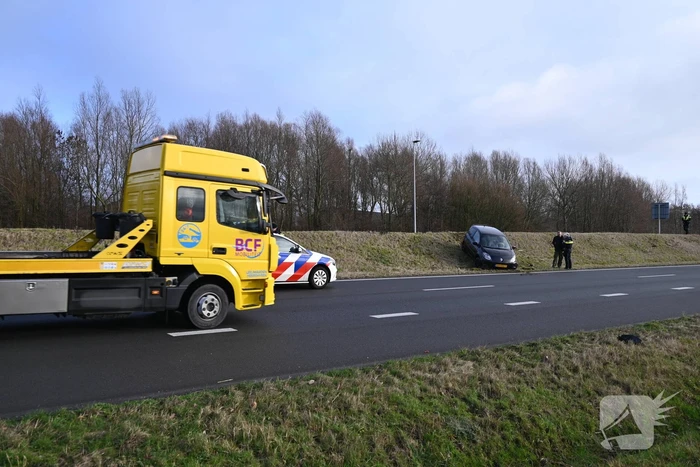 Auto schiet over verhoogde middenberm