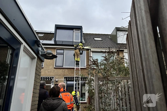Brand in dak van woning
