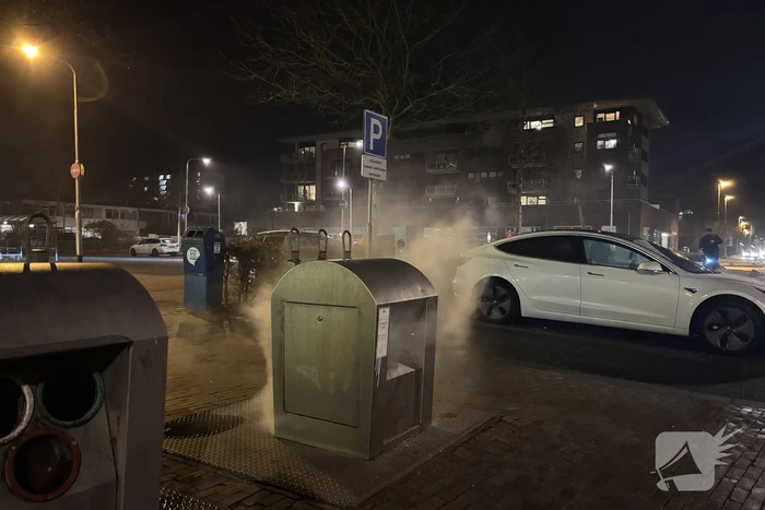 Ondergrondse papiercontainer vat vlam