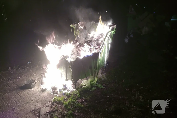 Containerbrand door grote hoeveelheid water geblust
