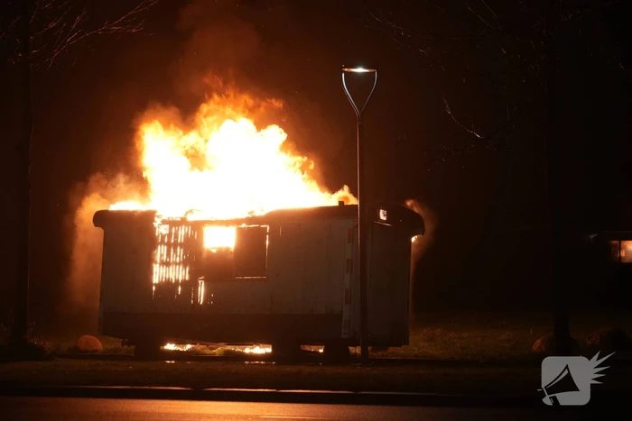 Schafkeet gaat in vlammen op, burgermeester bezoekt brandweerlieden