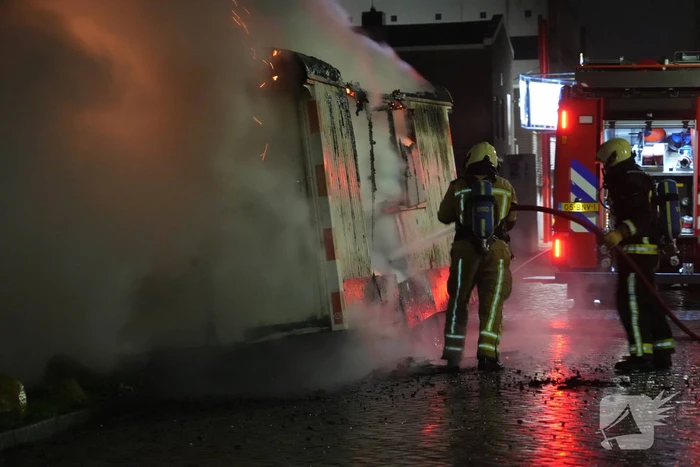 Schafkeet gaat in vlammen op, burgermeester bezoekt brandweerlieden