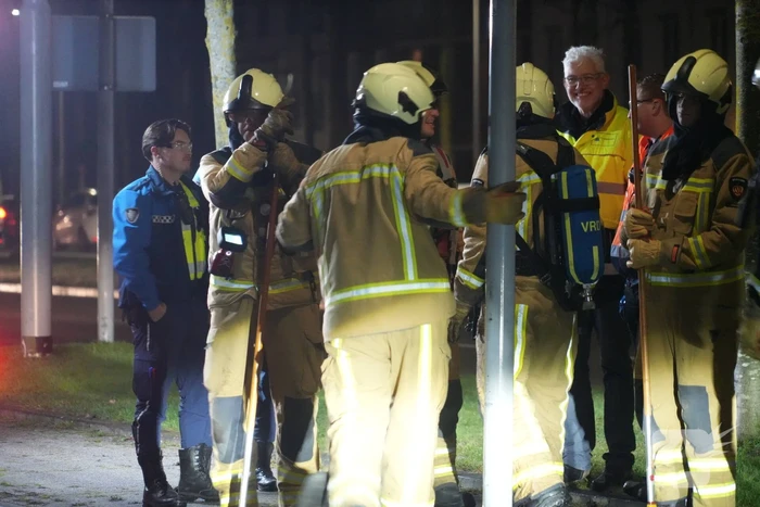 Schafkeet gaat in vlammen op, burgermeester bezoekt brandweerlieden