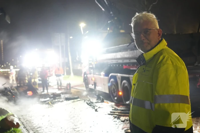 Schafkeet gaat in vlammen op, burgermeester bezoekt brandweerlieden