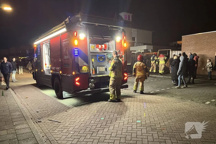 Brand verwoest schutting en vuilcontainers