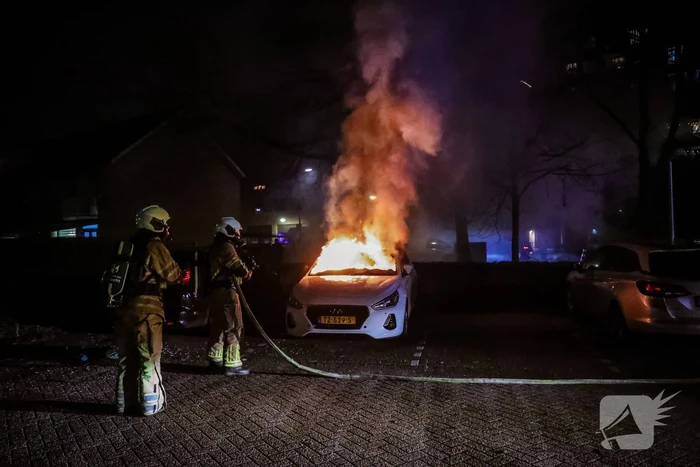 Auto volledig in brand gestoken