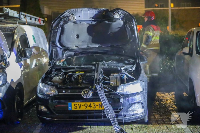 Brand tast twee geparkeerde auto's aan