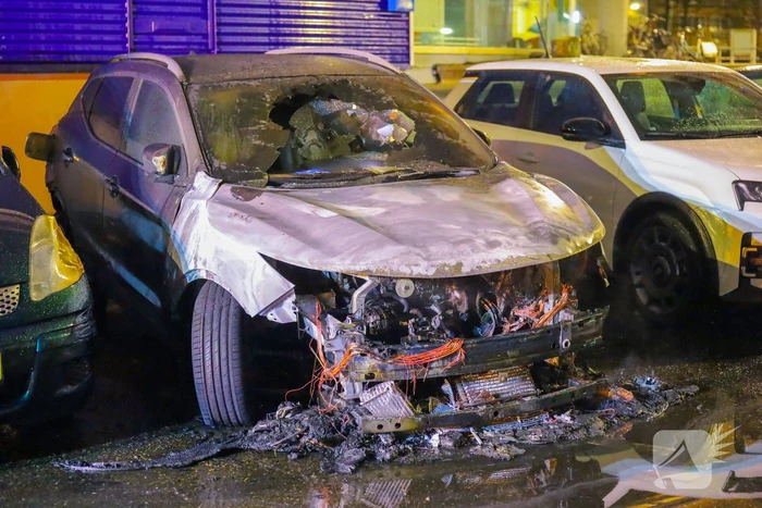 Geparkeerde auto verwoest door brand