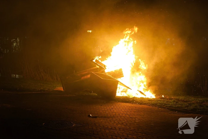 Huisraad langs de weg in brand