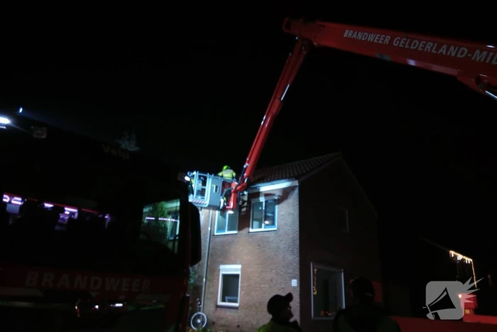 Brand in dakgoot van woning