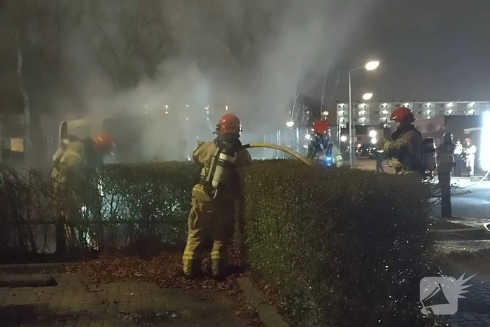 Twee voertuigen in lichterlaaie op parkeerterrein