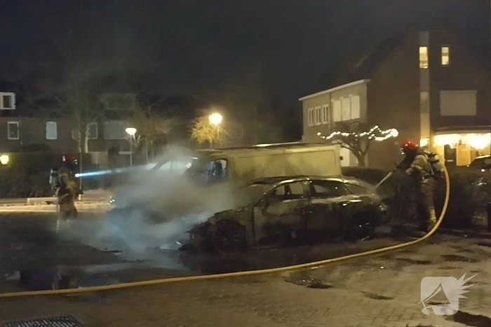 Twee voertuigen in lichterlaaie op parkeerterrein