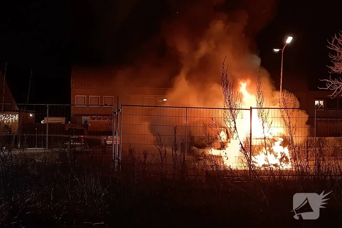 Twee voertuigen in lichterlaaie op parkeerterrein