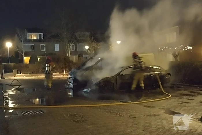 Twee voertuigen in lichterlaaie op parkeerterrein