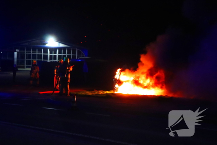 Brandende sloopauto zorgt voor veel rook