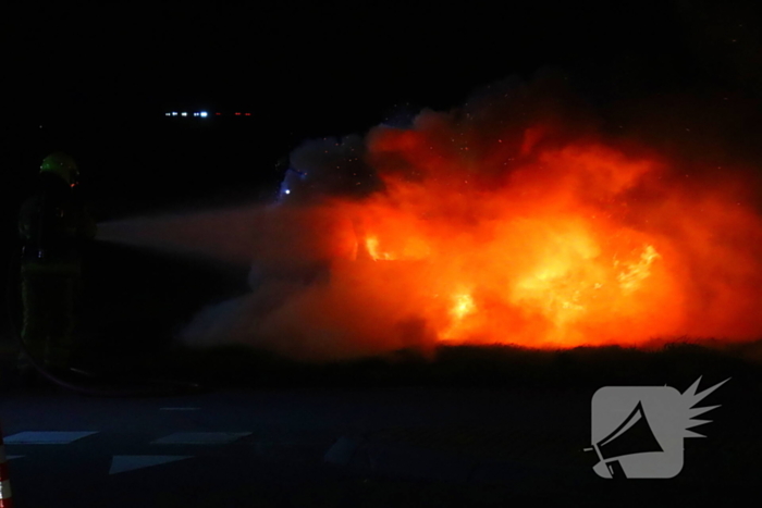 Brandende sloopauto zorgt voor veel rook