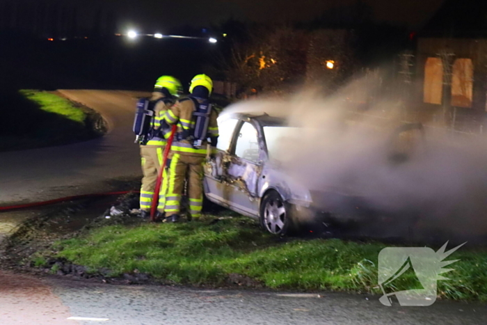 Brandende sloopauto zorgt voor veel rook