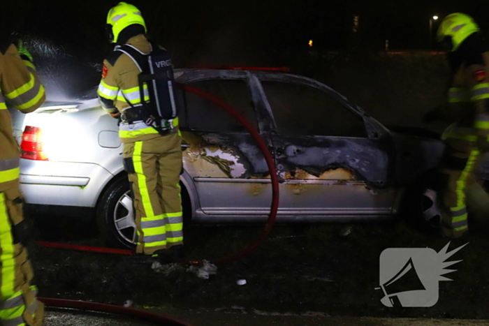 Brandende sloopauto zorgt voor veel rook