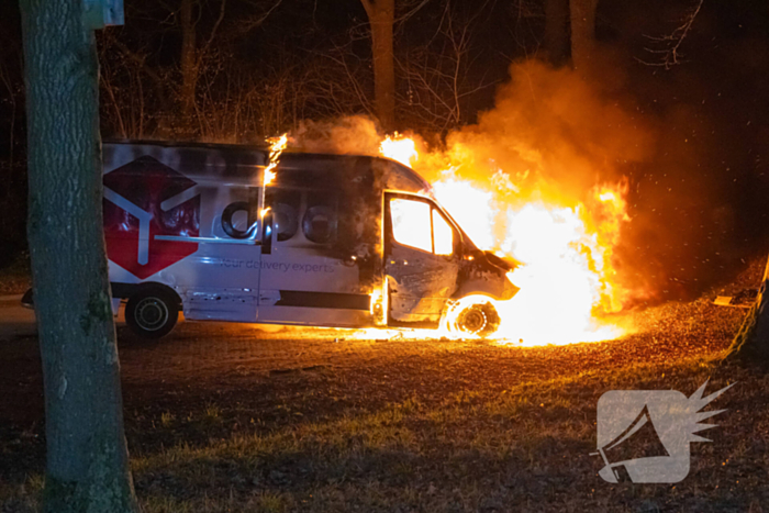 Bestelbus DPD door brand verwoest