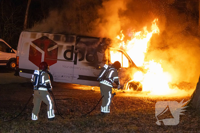 Bestelbus DPD door brand verwoest