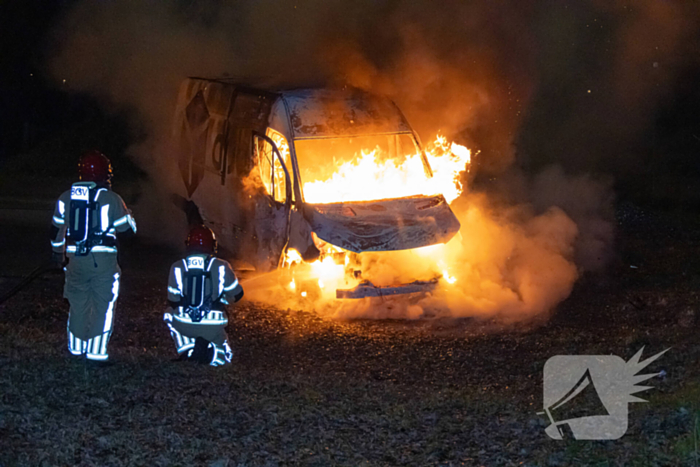 Bestelbus DPD door brand verwoest