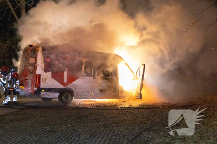 Bestelbus DPD door brand verwoest