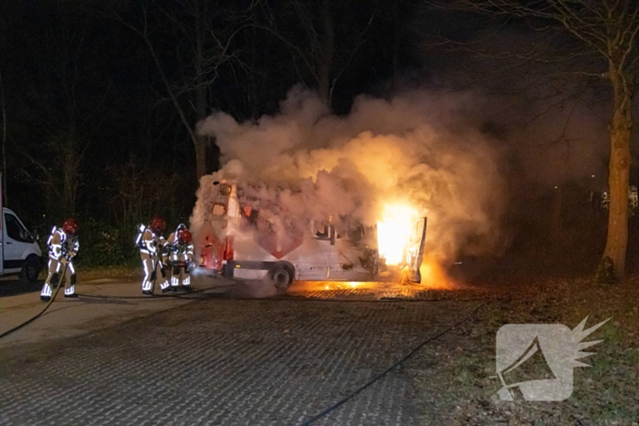 Bestelbus DPD door brand verwoest