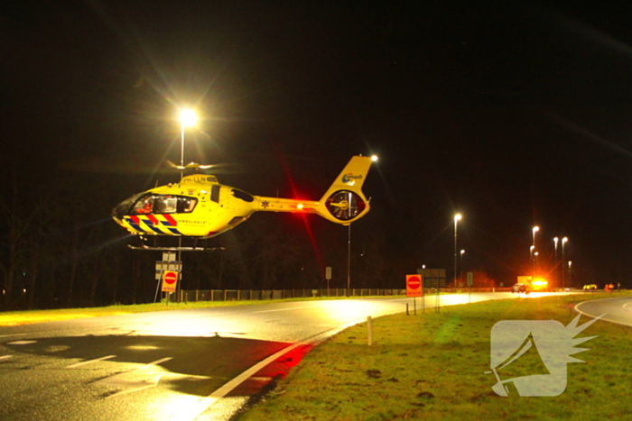 Auto vliegt uit de bocht en belandt op zijkant