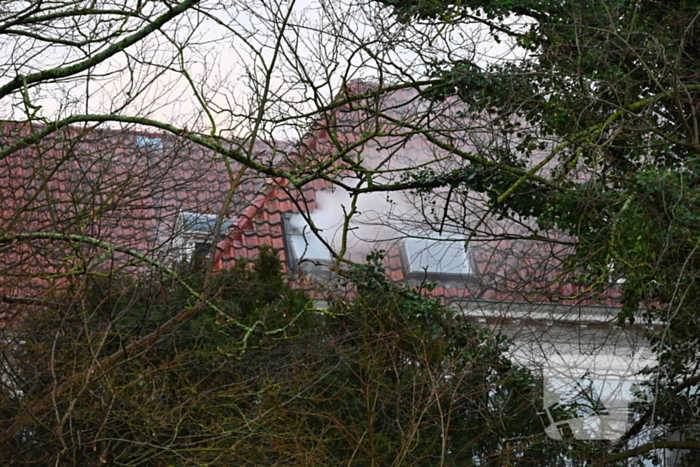 Brandweer haalt persoon van balkon bij brand