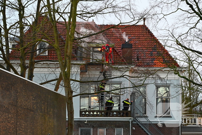 Brandweer haalt persoon van balkon bij brand