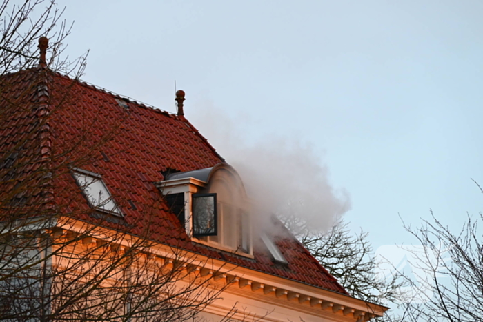 Brandweer haalt persoon van balkon bij brand