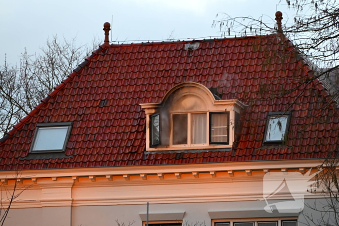 Brandweer haalt persoon van balkon bij brand