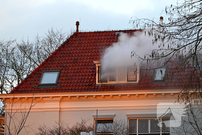Brandweer haalt persoon van balkon bij brand