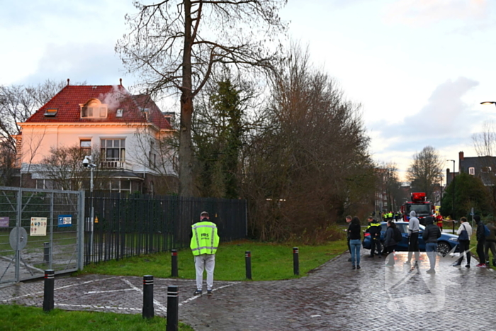 Brandweer haalt persoon van balkon bij brand