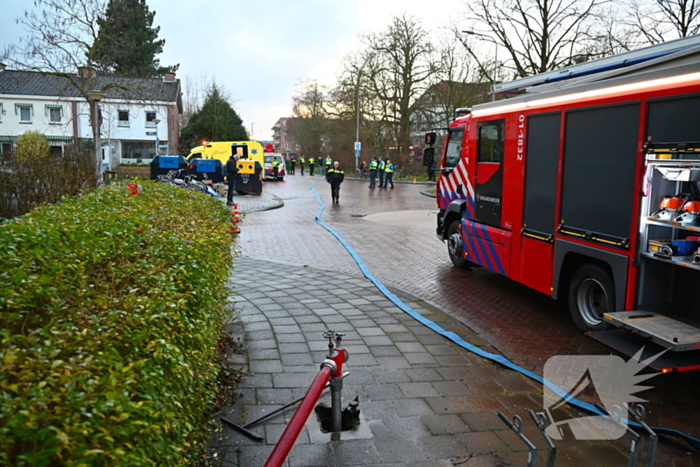 Brandweer haalt persoon van balkon bij brand
