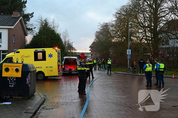 Brandweer haalt persoon van balkon bij brand