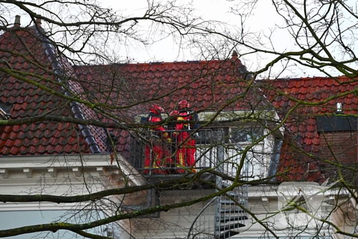 Brandweer haalt persoon van balkon bij brand