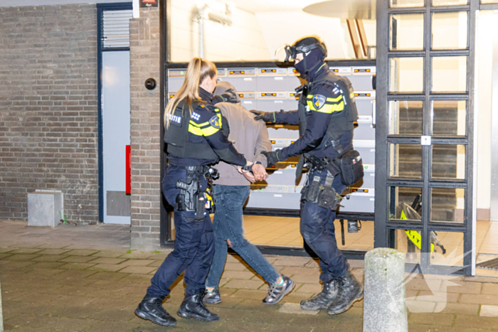 Politie doet onderzoek naar steekpartij en houdt mogelijke verdachte aan